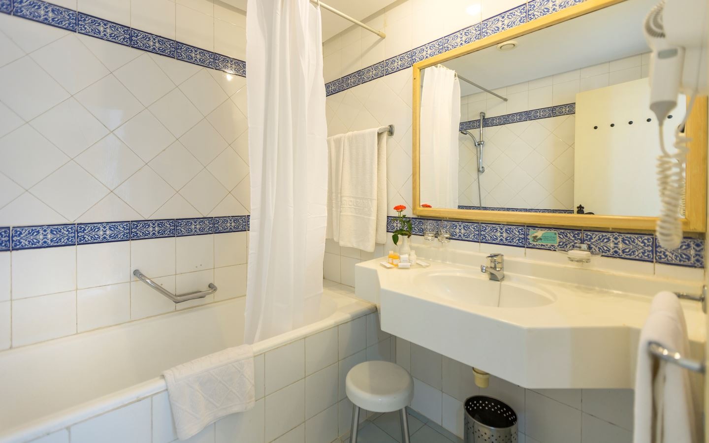 rooms-room-standard-with-balcony-or-terrace