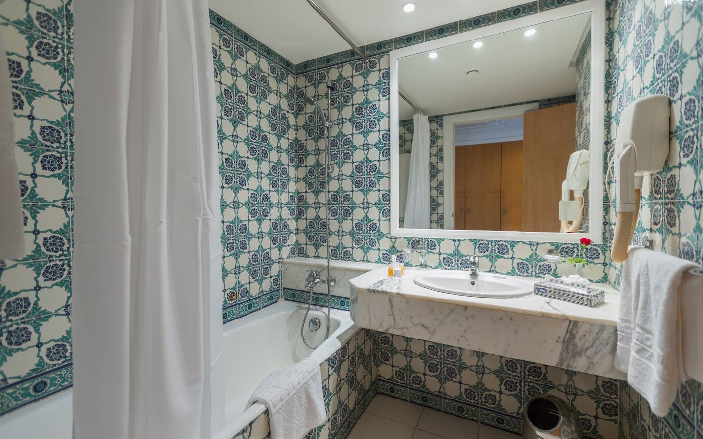 rooms-suite-junior-with-balcony-or-terrace