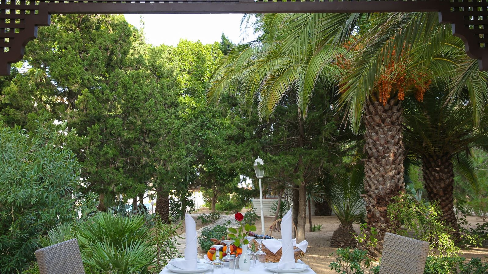 rooms-double-standard-room-gardenview