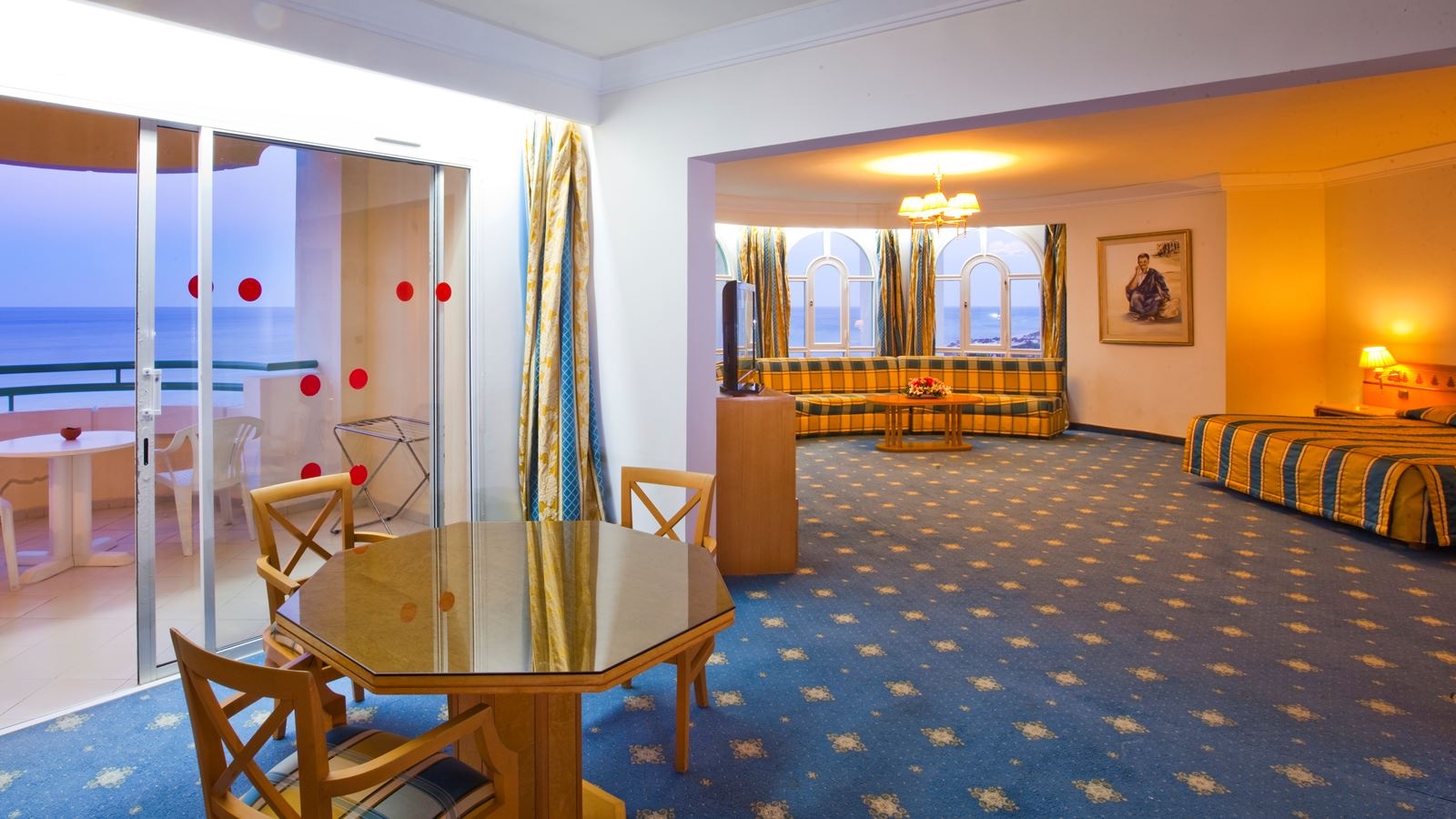 rooms-suite-junior-with-balcony-or-terrace