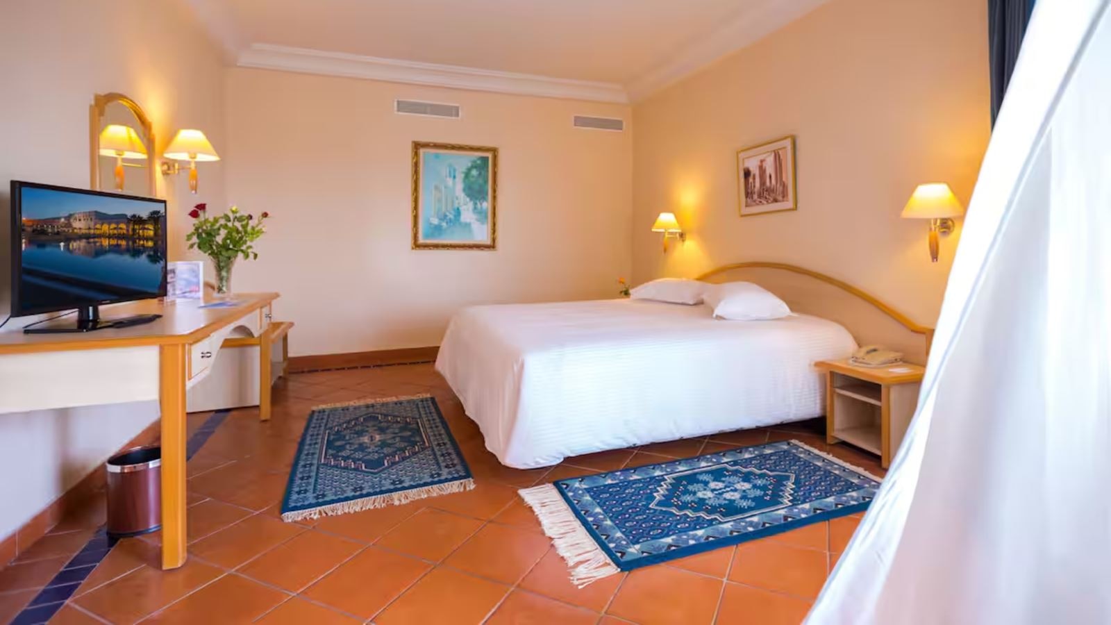 rooms-room-standard-pool-view