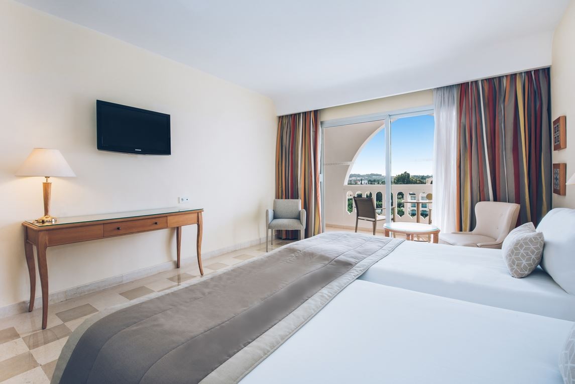 rooms-family-room-garden-view