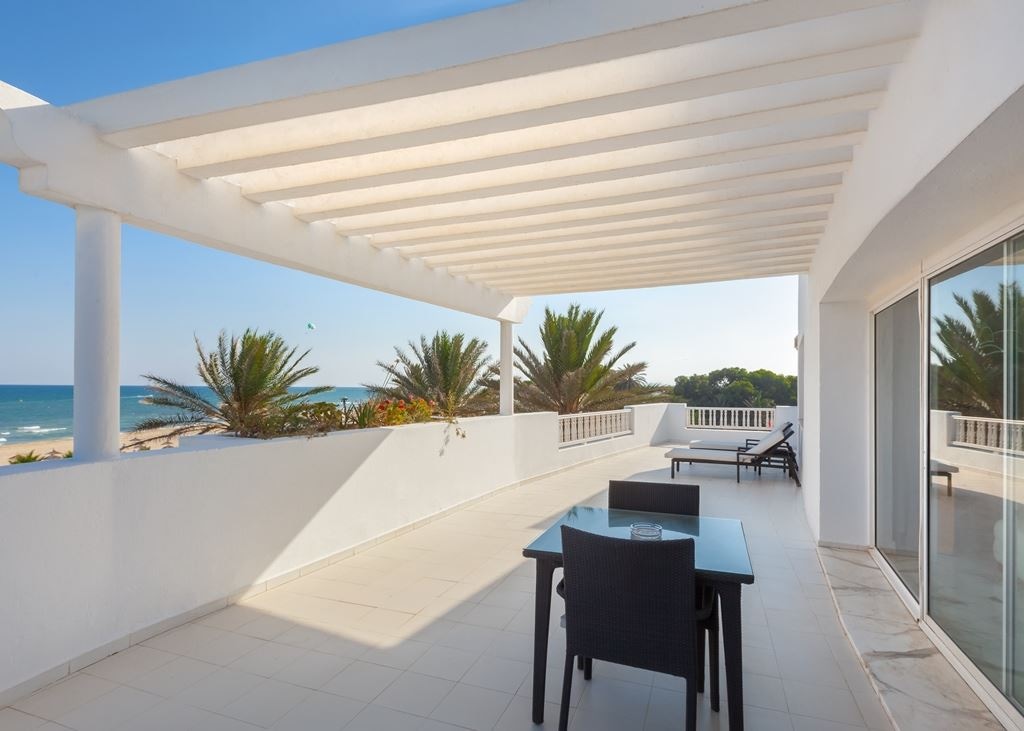 rooms-junior-suite-seaside--pool-view