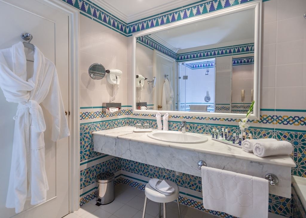 rooms-junior-suite-seaside--pool-view