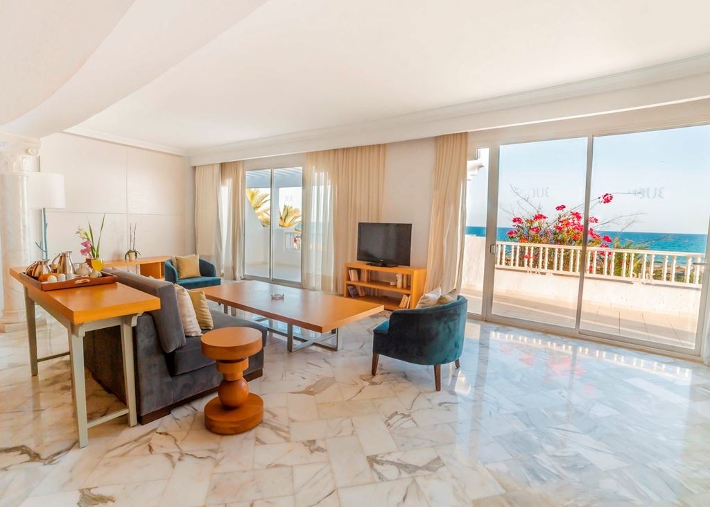 rooms-junior-suite-seaside--pool-view