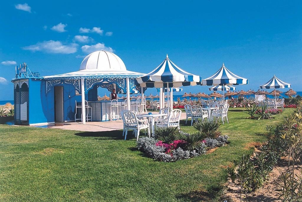 bars-beach-bar-106-till-1510--food+alcohol--$--soft-drinks--free