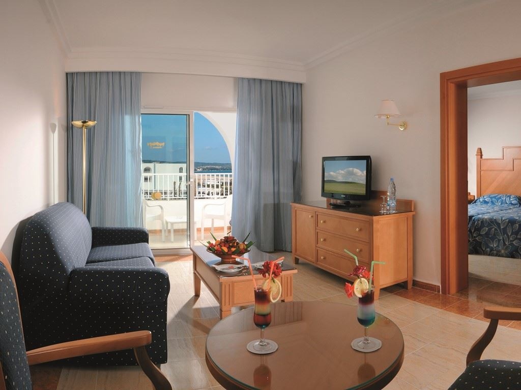 rooms-room-family-garden-view