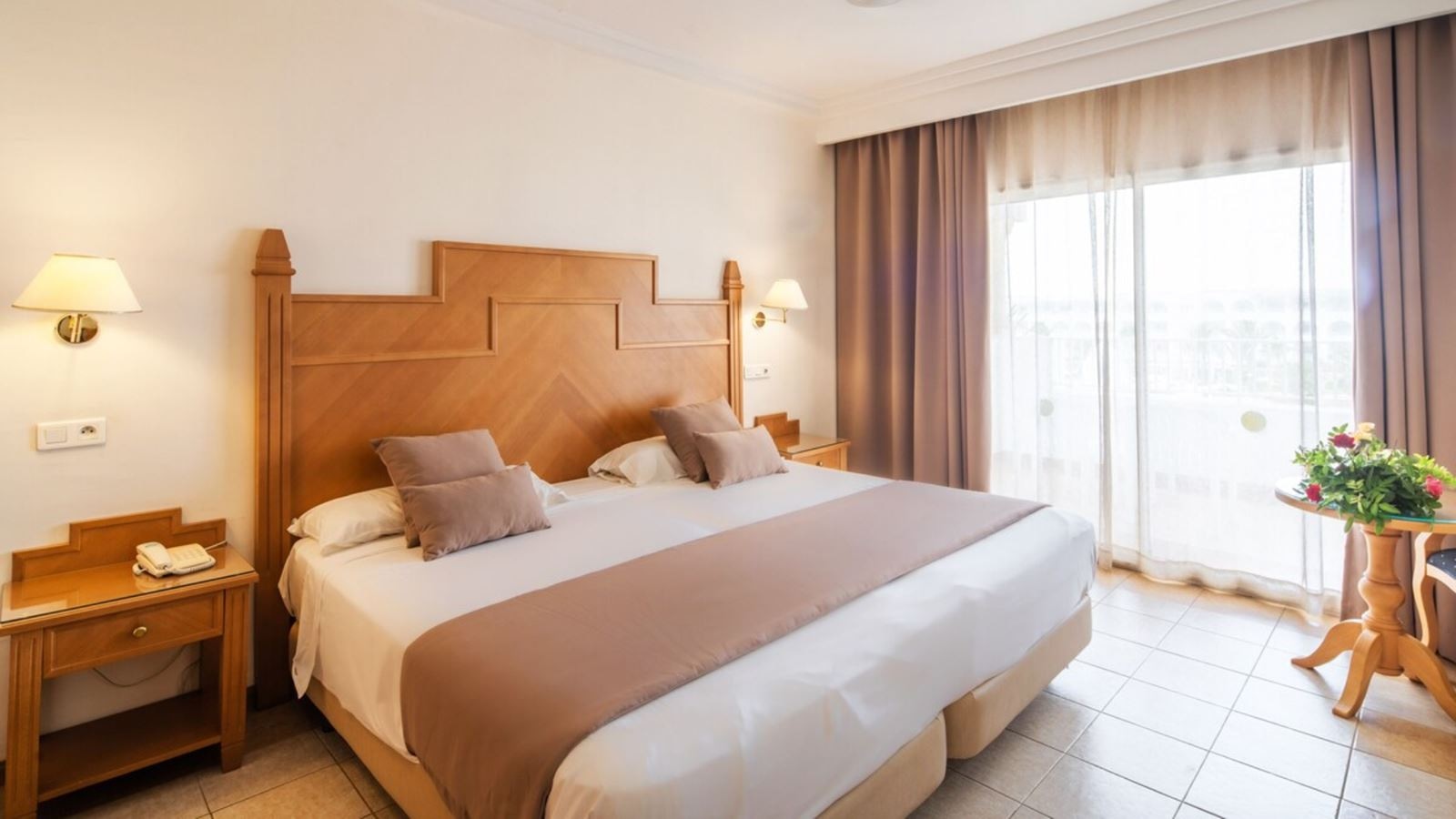 rooms-standard-room-partial-sea-view