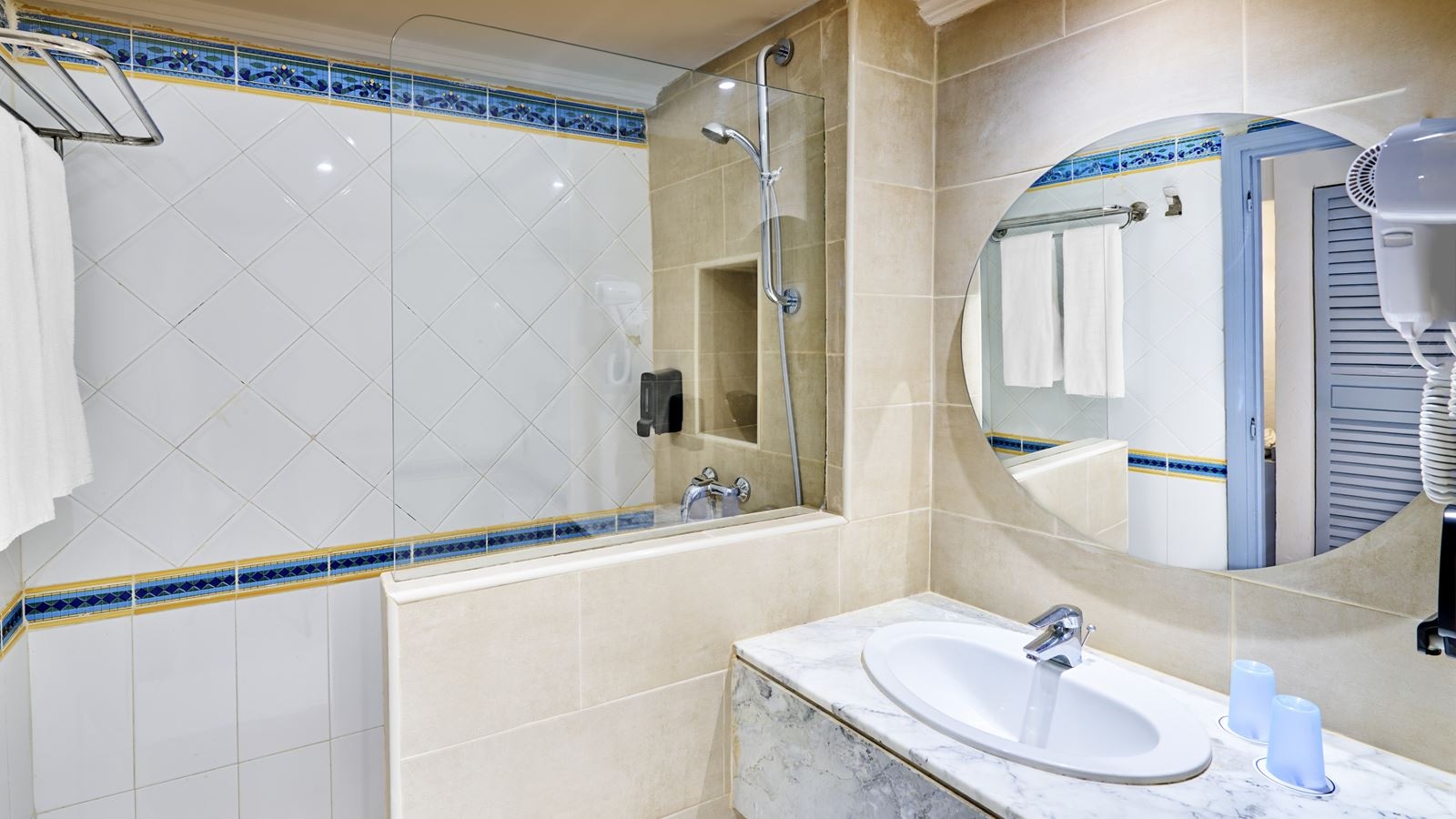 rooms-double-standard-room-gardenview