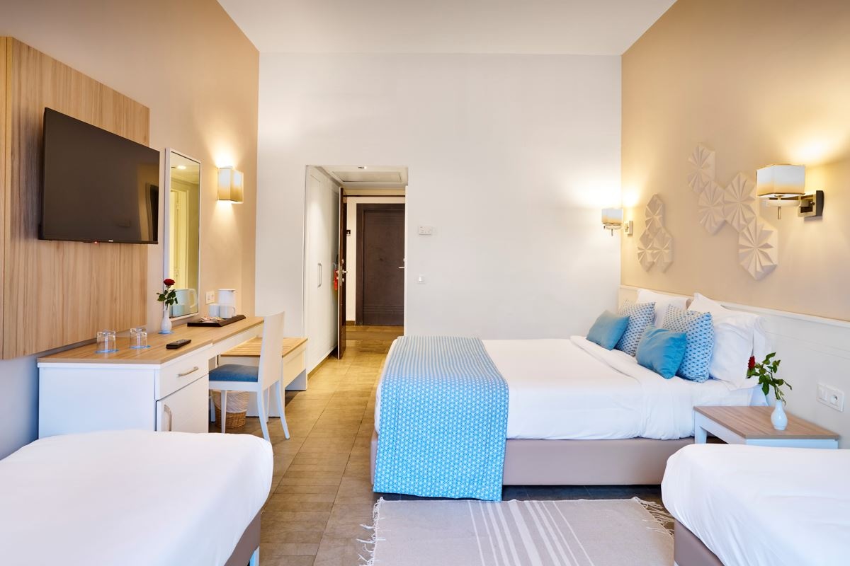 rooms-family-room-quadruple-garden-view