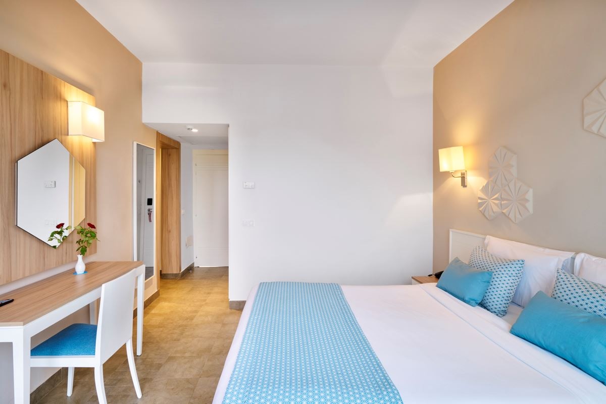 rooms-family-room-2-bedrooms-+-1-bathroom-garden-view