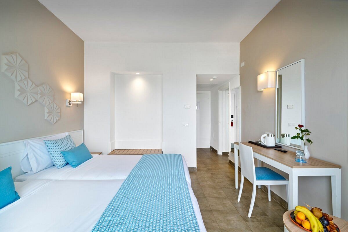 rooms-family-connected-2-rooms-garden-view