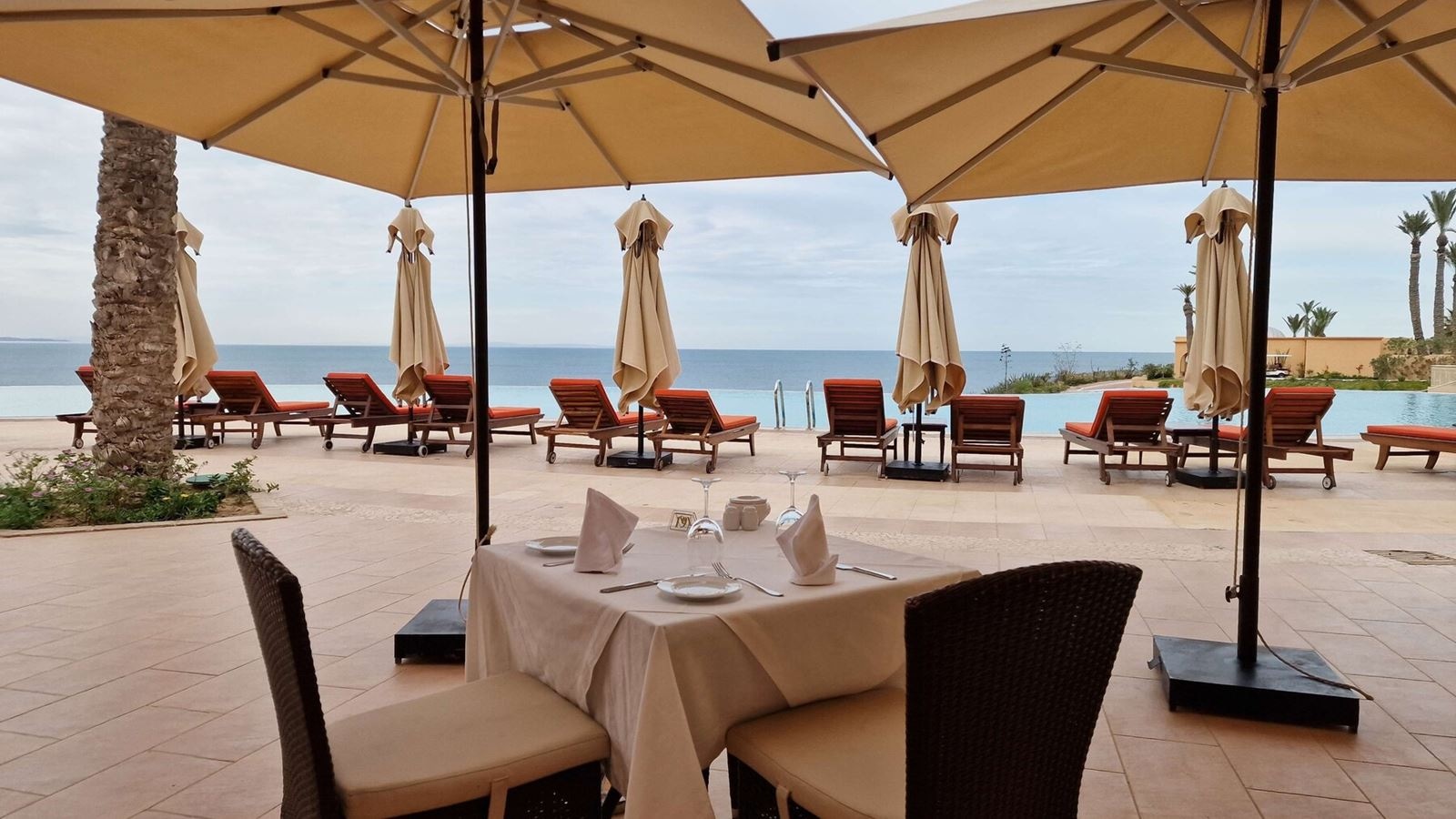 restaurants-zembra-mayoctober--a-la-carte-snack-pool