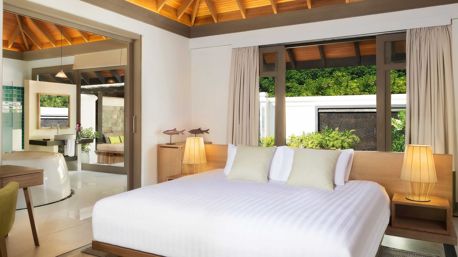 rooms-deluxe-beach-villa-with-family-private-pool