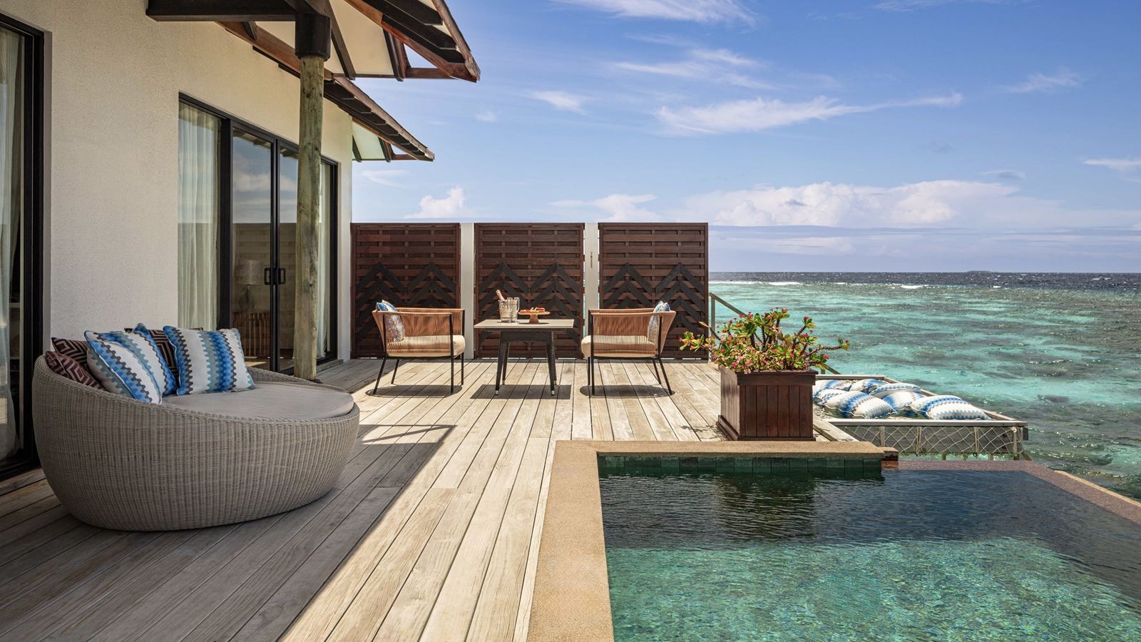 rooms-overwater-pool-suite