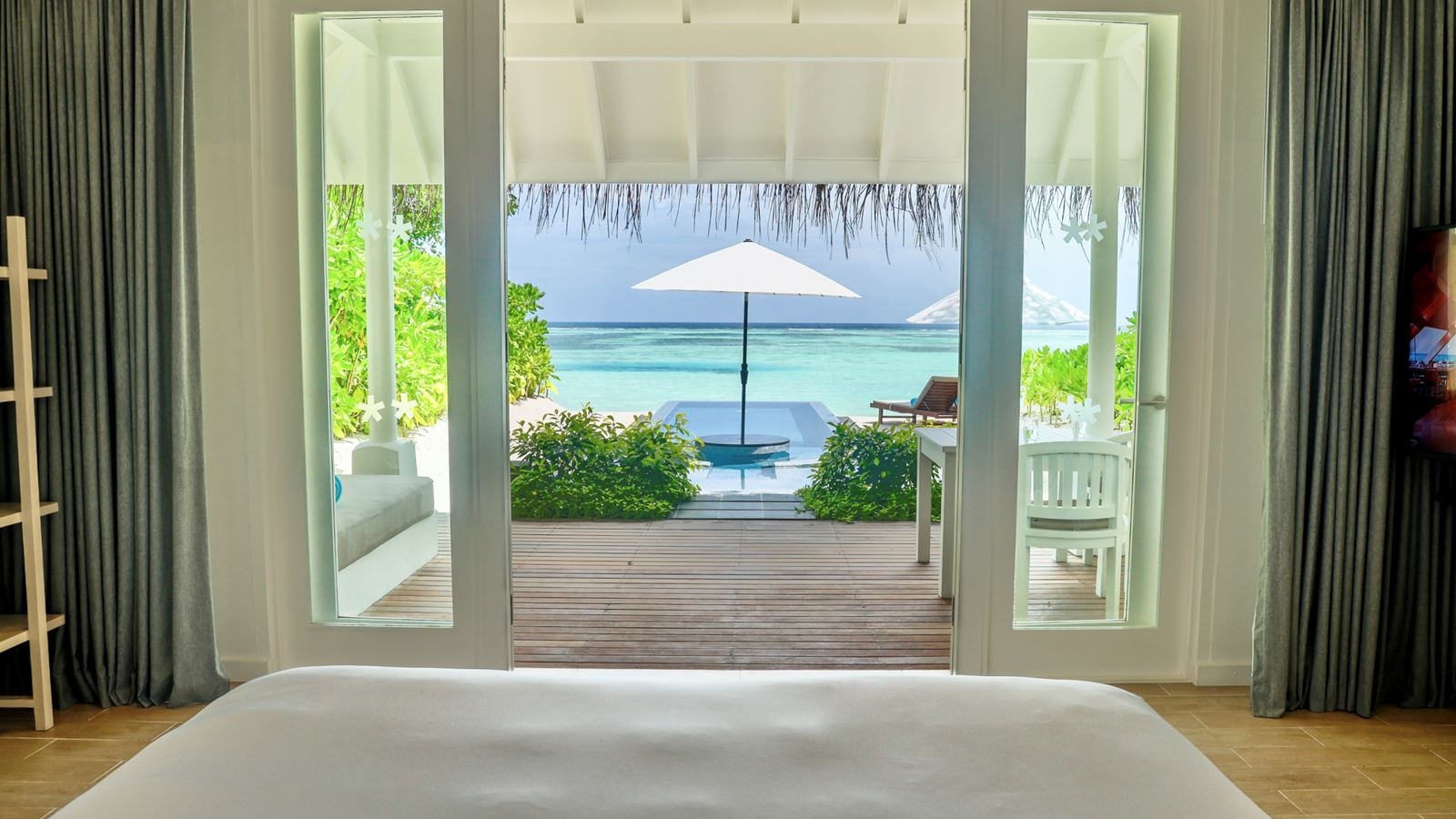 rooms-beachfront-infinity-pool-villa