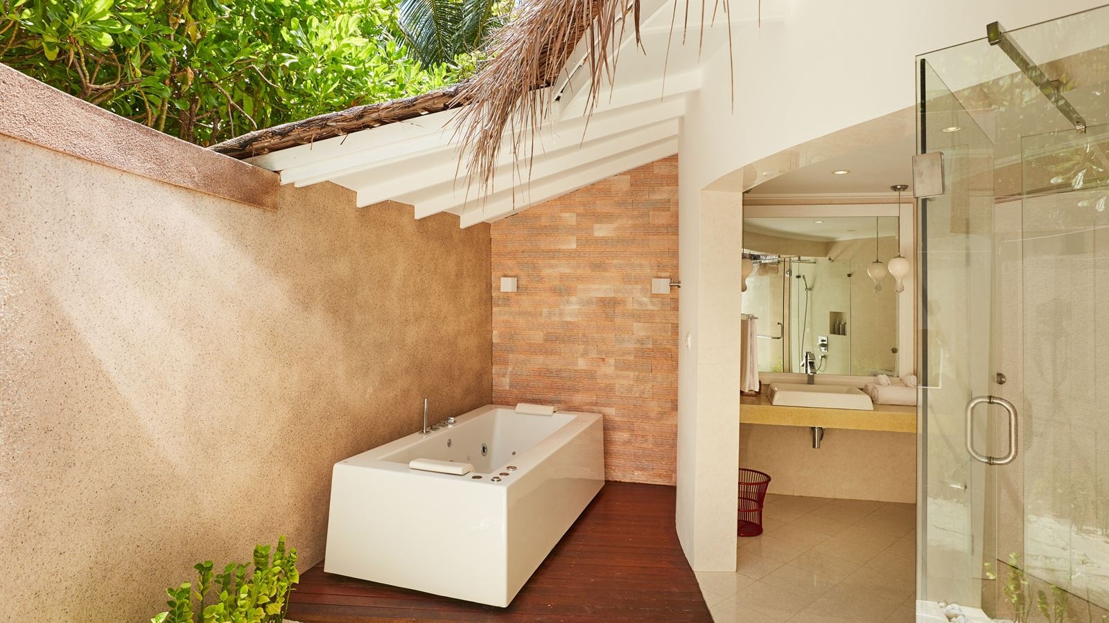 rooms-jacuzzi-deluxe-beach-villa