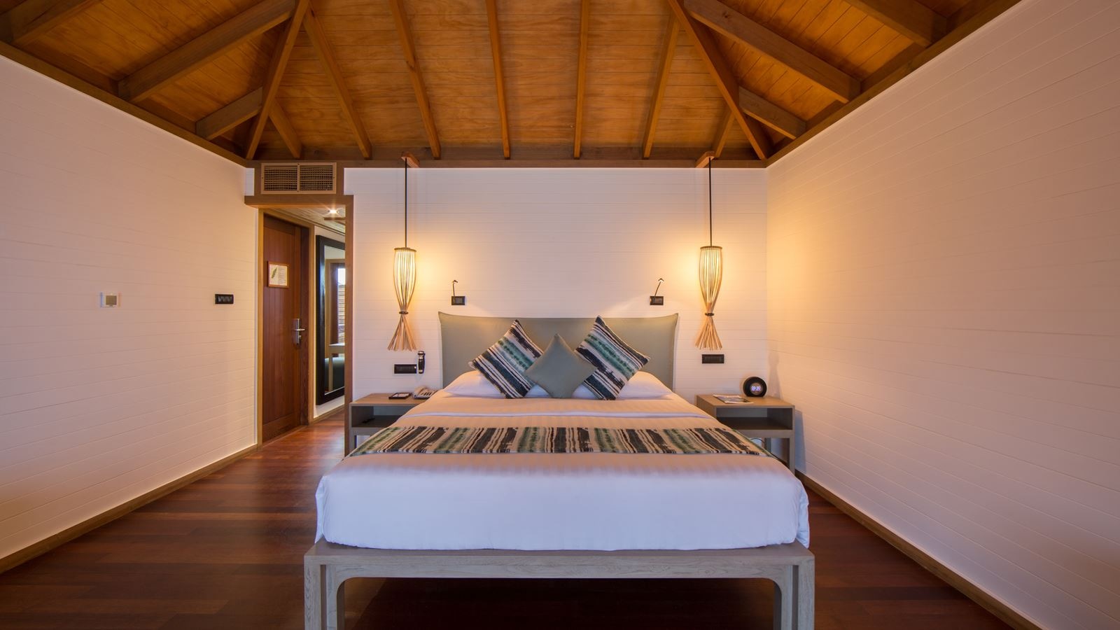 rooms-jacuzzi-water-villa