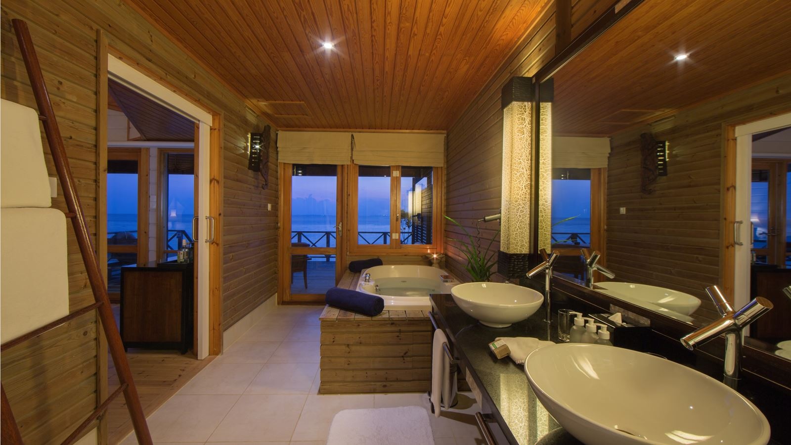 rooms-ocean-jacuzzi-water-villa