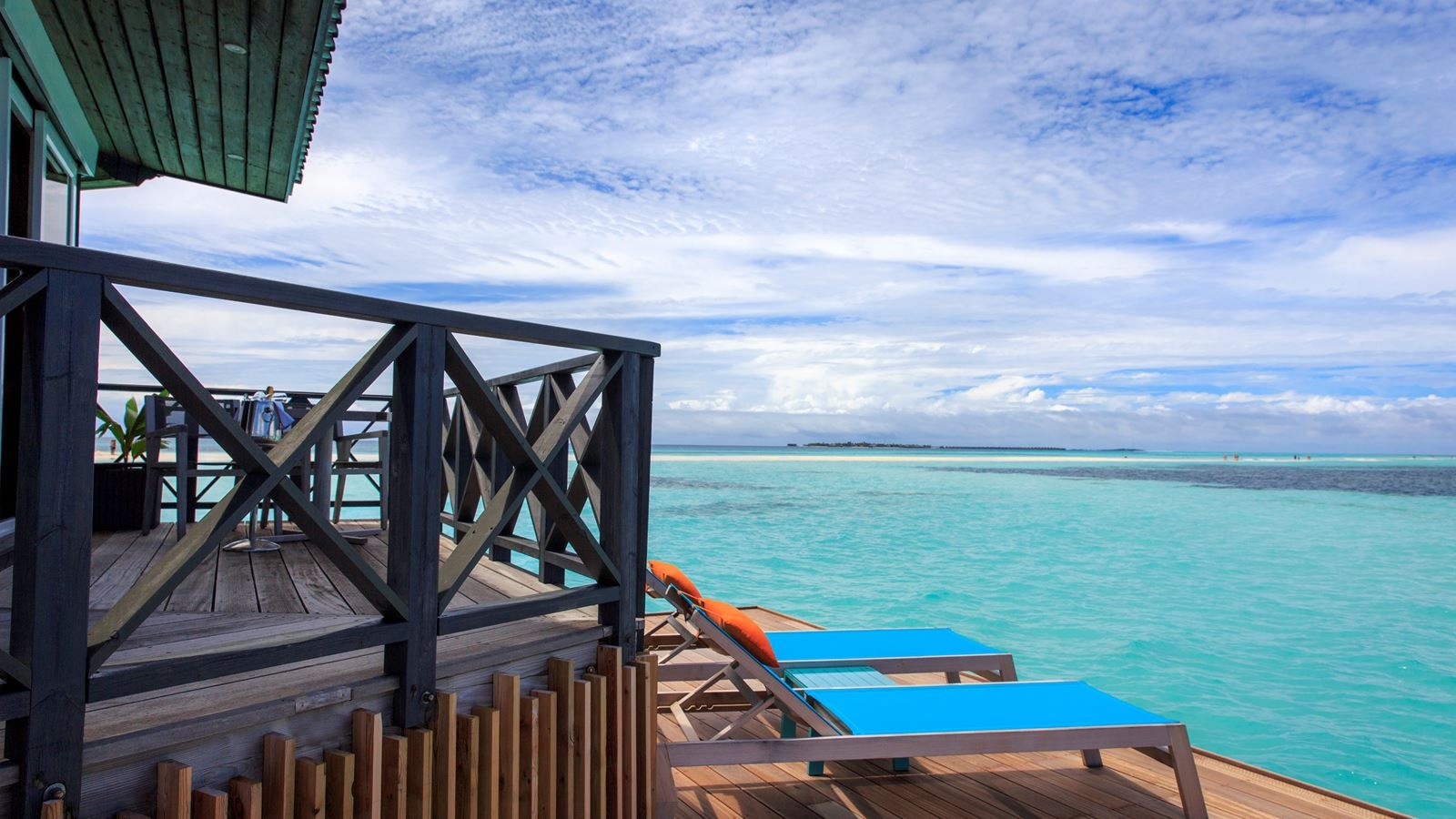 rooms-sangu-water-villa-honeymoon-suite
