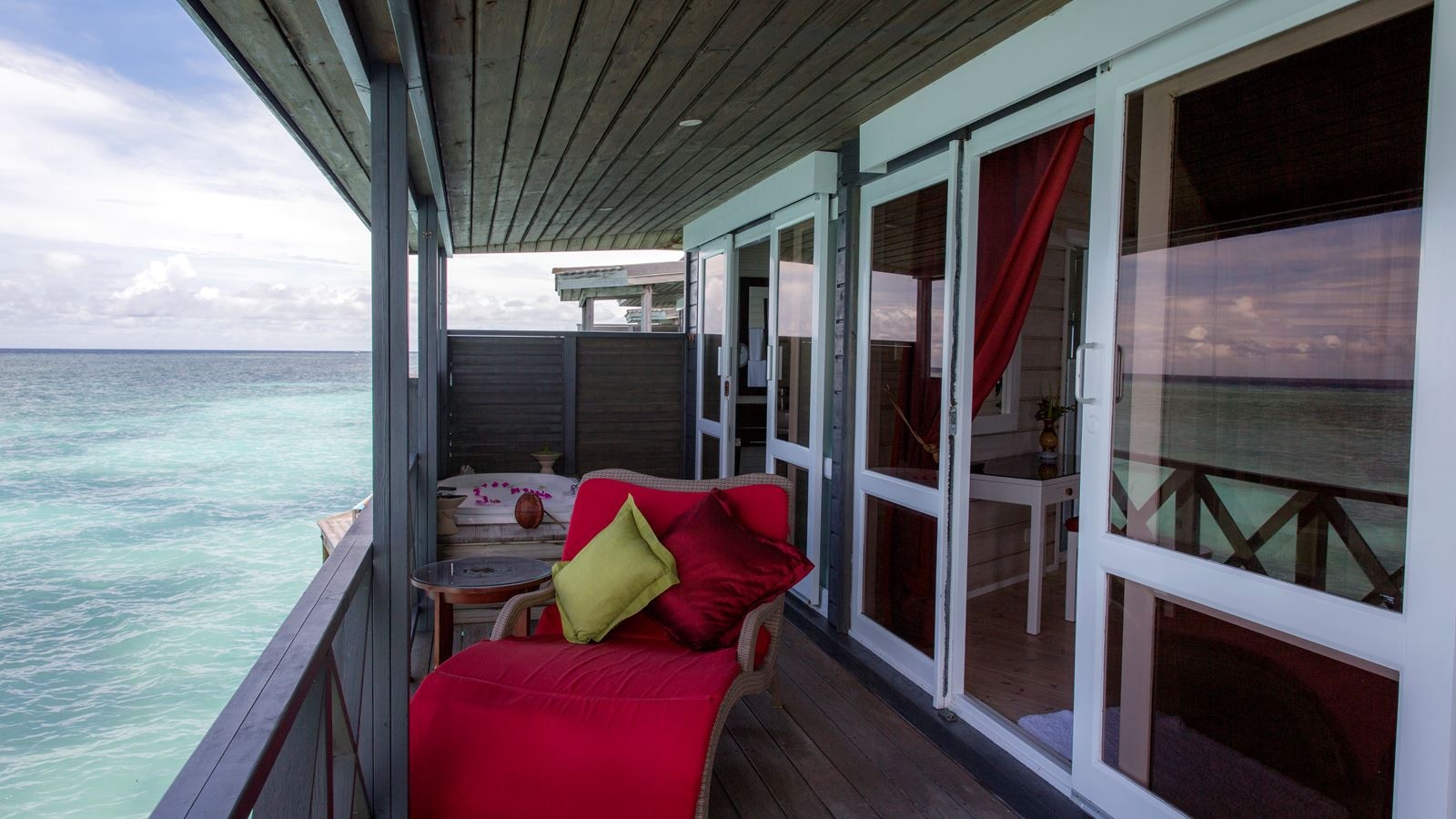 rooms-sangu-water-villa-honeymoon-suite