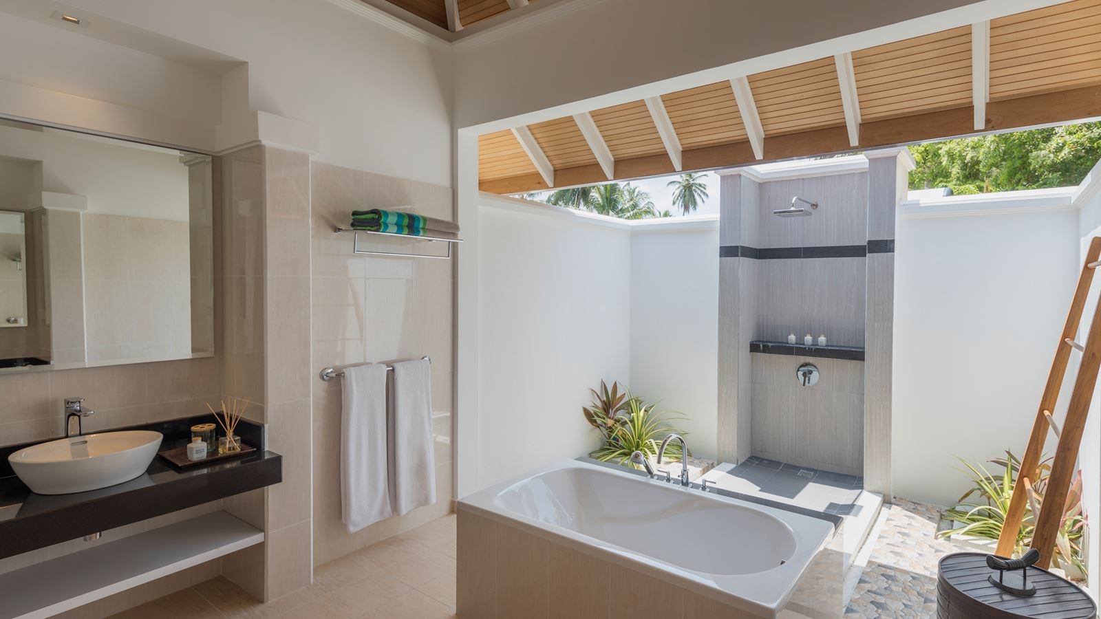 rooms-beachfront-deluxe-bungalow