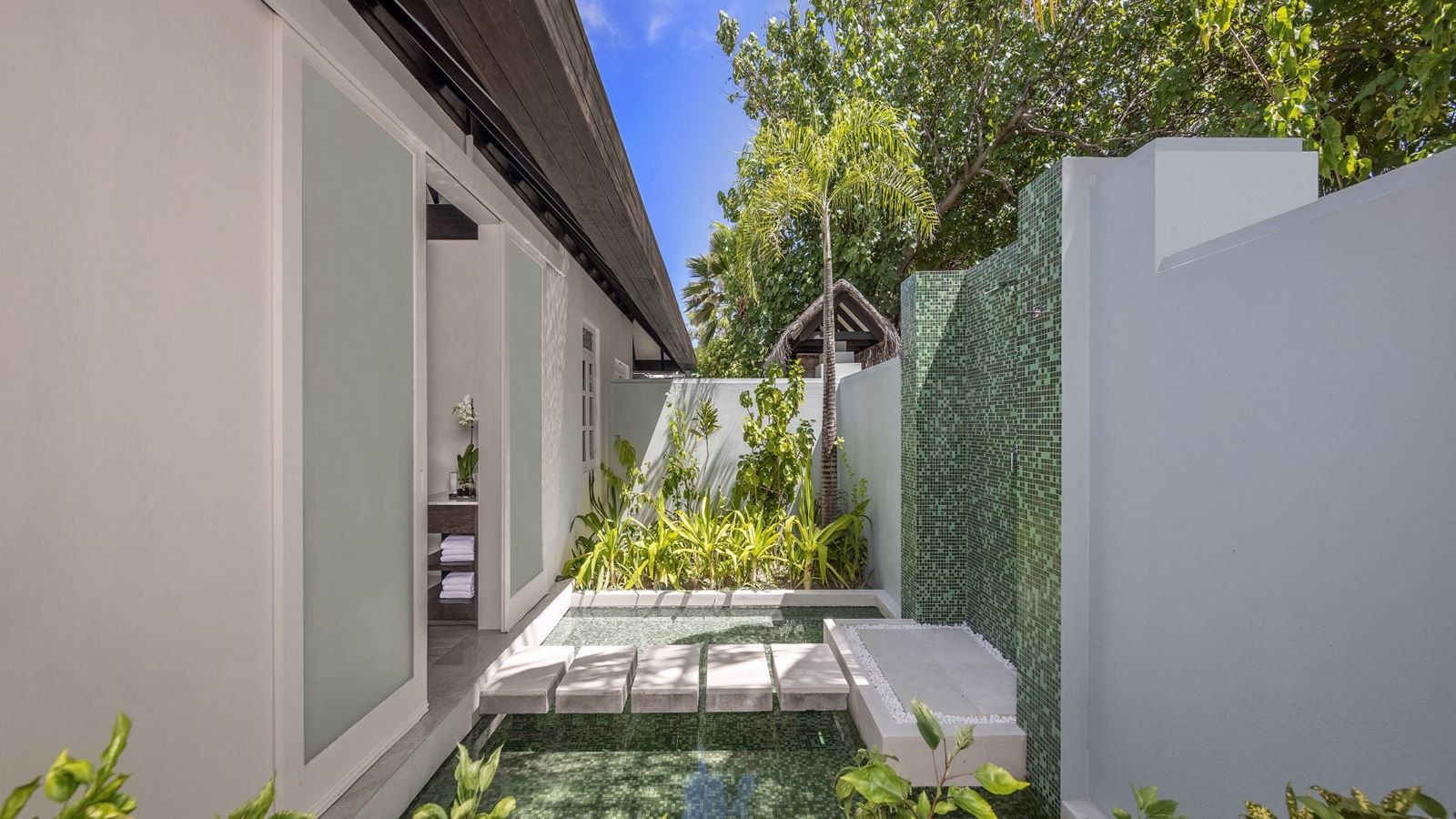 rooms-ocean-house-with-pool--private-beach-cabana