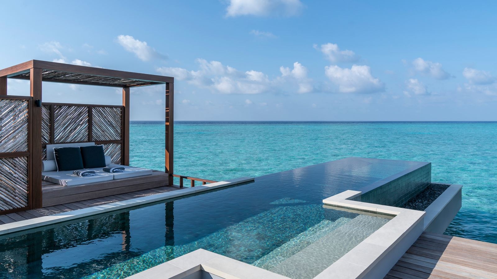 rooms-family-water-villa-with-pool