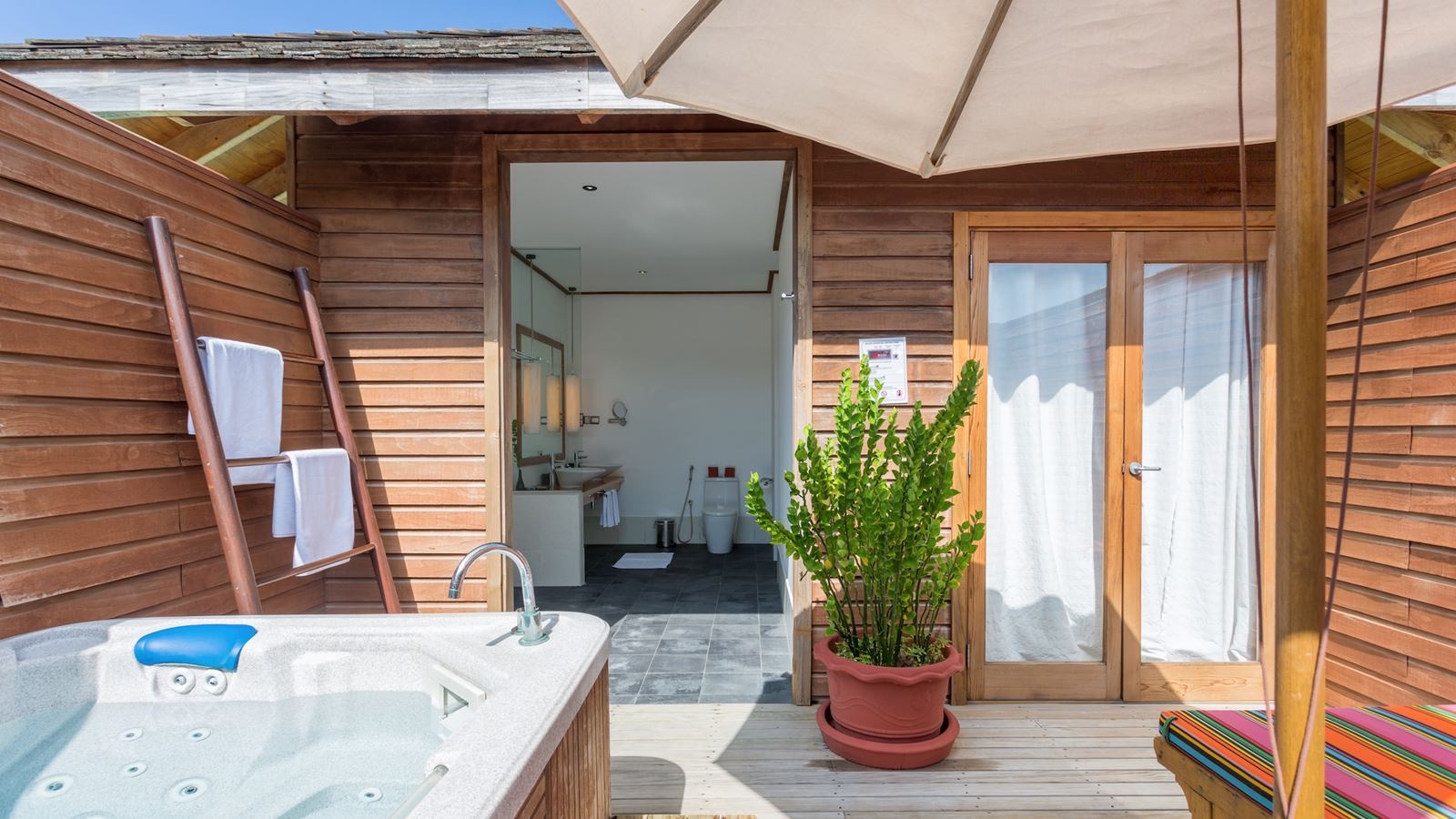 rooms-jacuzzi-water-villa