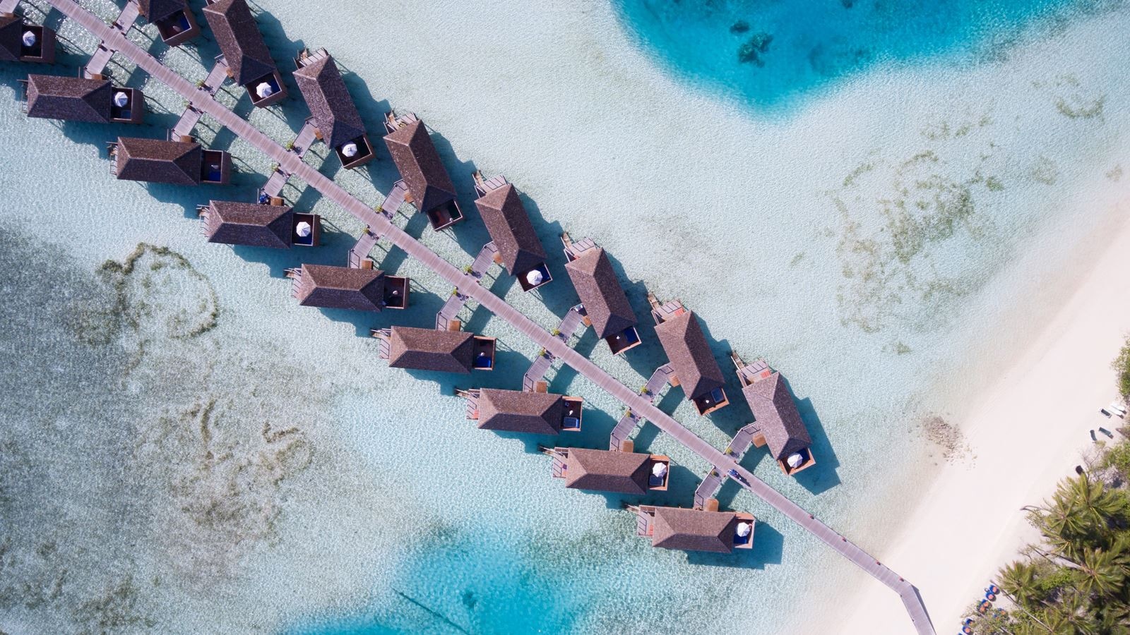 rooms-jacuzzi-water-villa