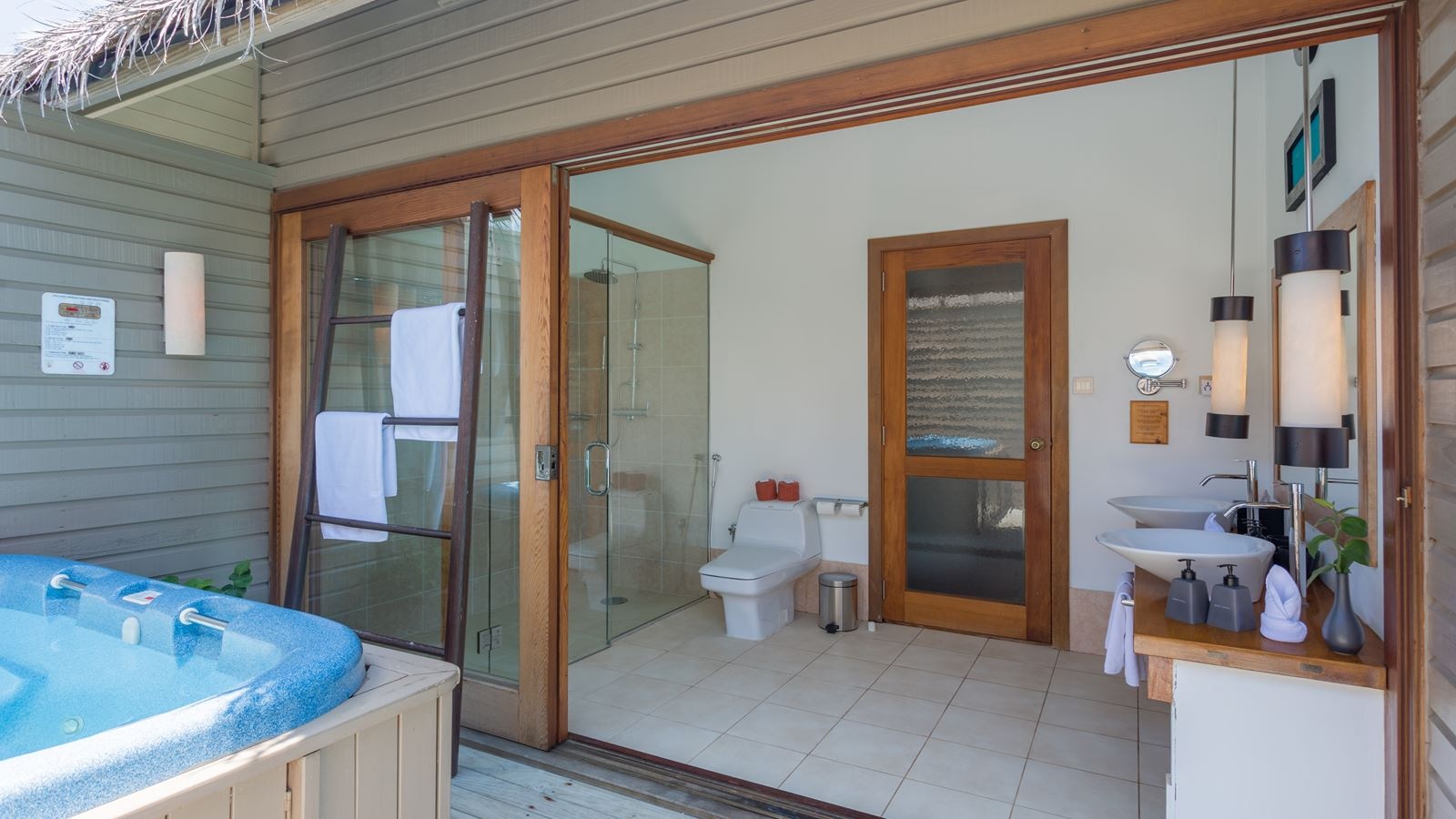 rooms-jacuzzi-water-villa