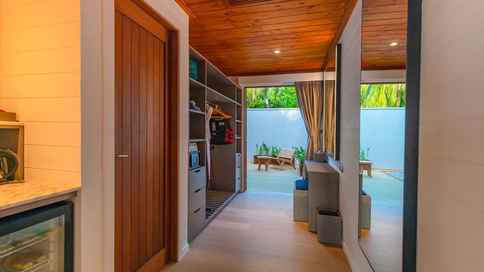 rooms-beach-pool-villa