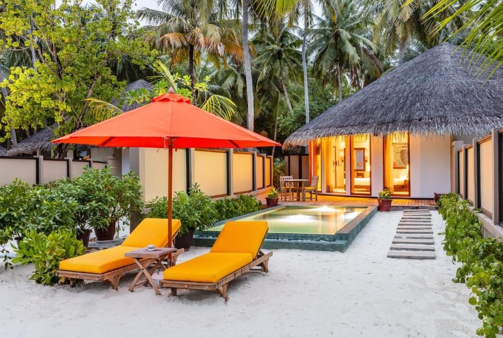 rooms-beachfront-family-pool-villa