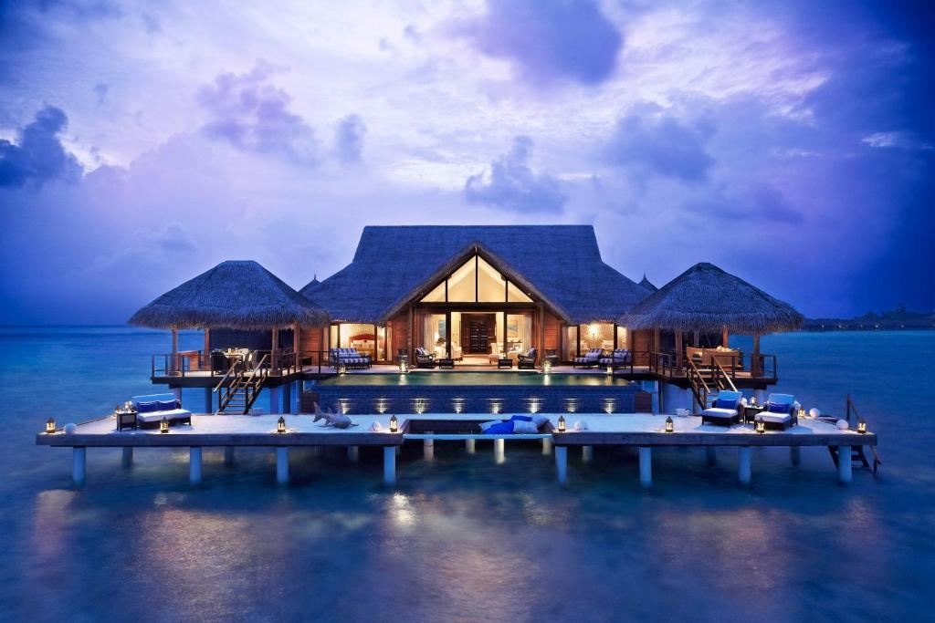 rooms-the-rehendi-presidential-overwater-suite-with-pool
