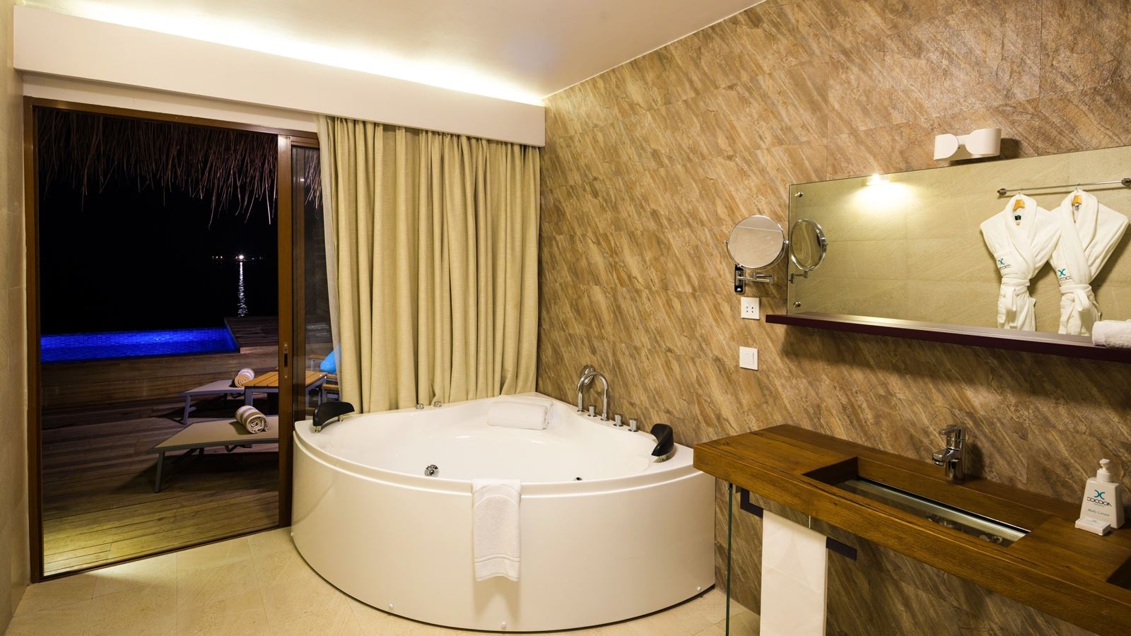 rooms-lagoon-suite-pool