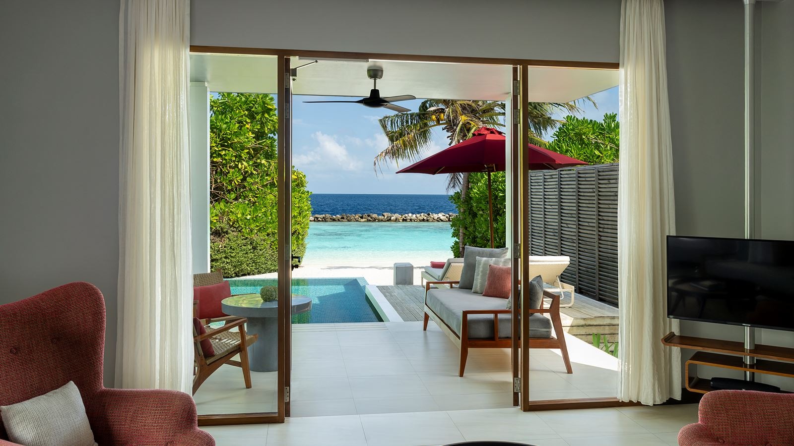 rooms-beach-suite-with-pool
