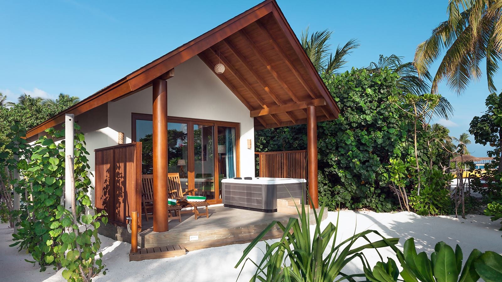 rooms-deluxe-jacuzzi-beach-villa