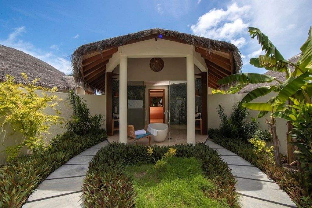 rooms-beach-pool-villa-with-jacuzzi