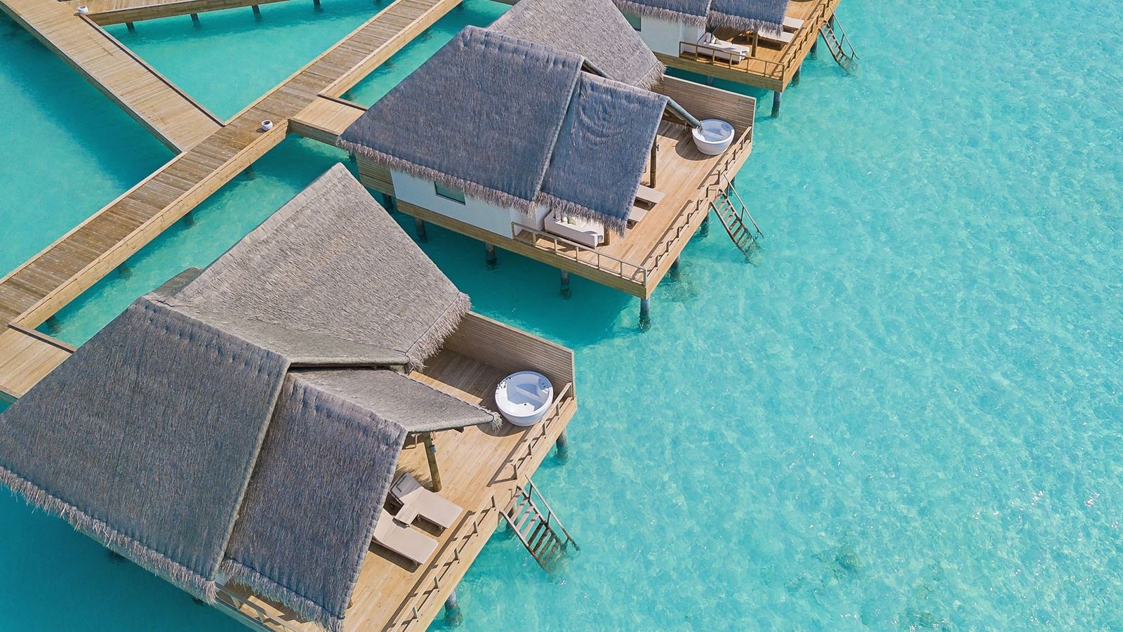 rooms-jacuzzi-water-villa