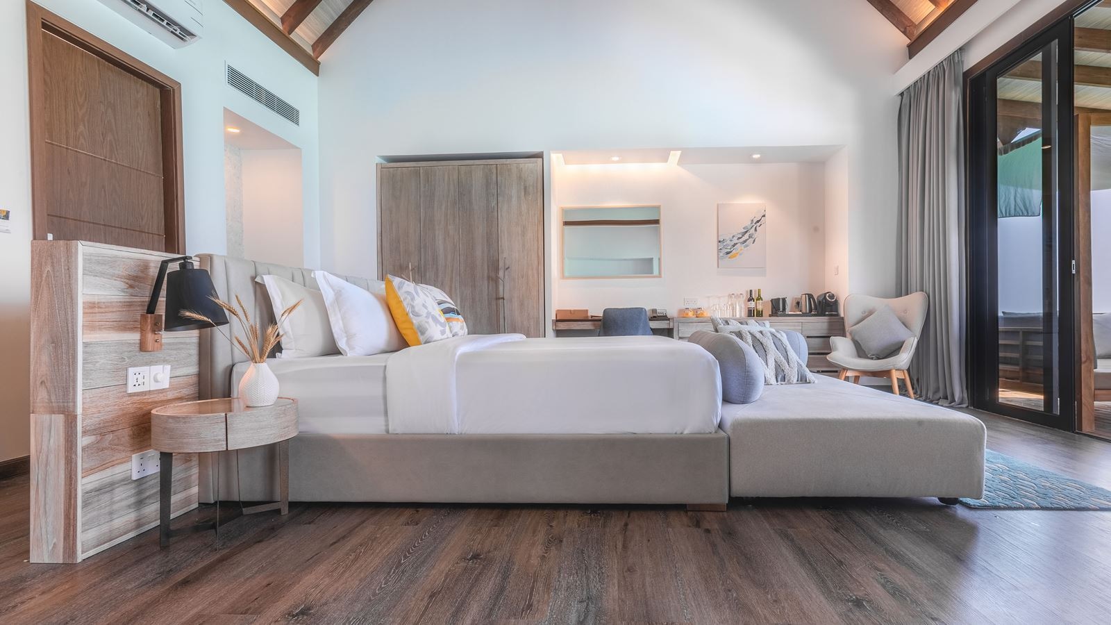 rooms-jacuzzi-water-villa