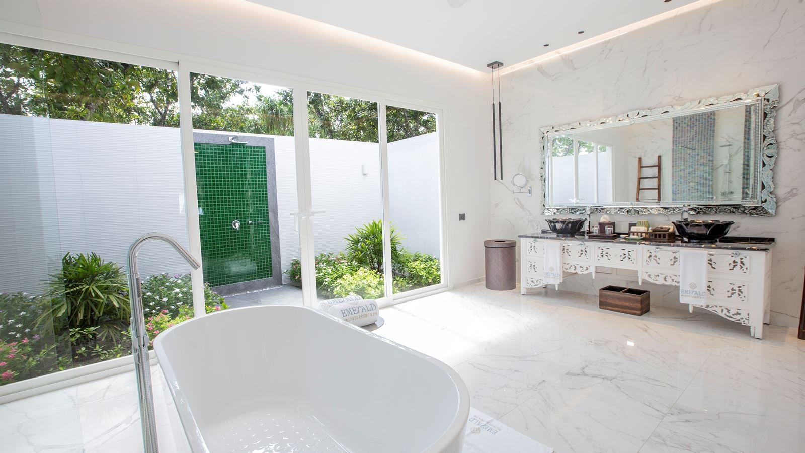 rooms-jacuzzi-beach-villa