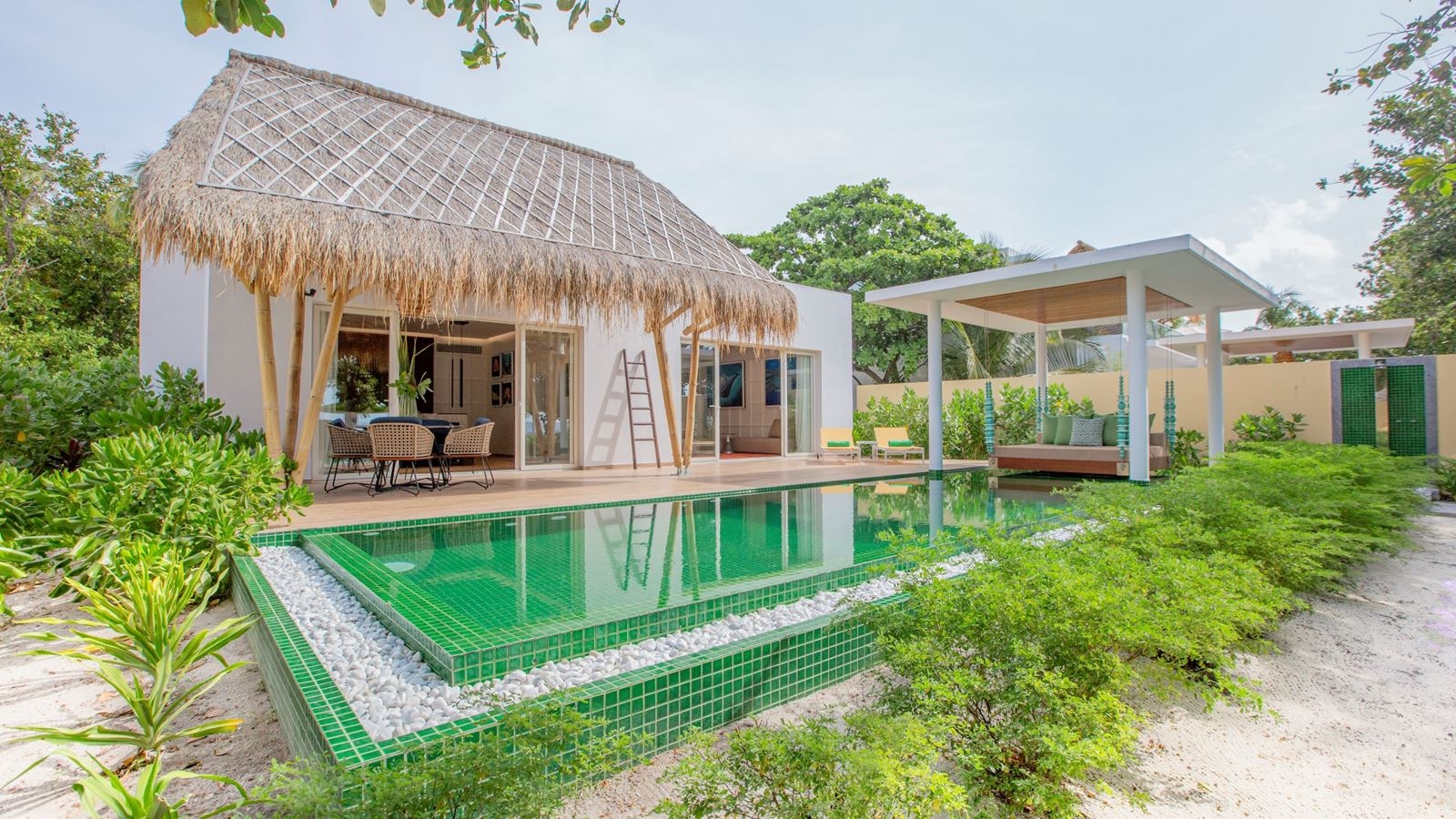 rooms-superior-beach-villa-with-pool