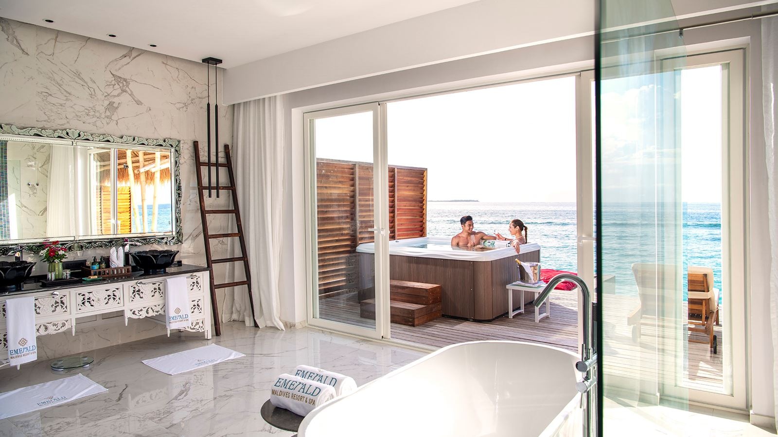 rooms-jacuzzi-water-villa