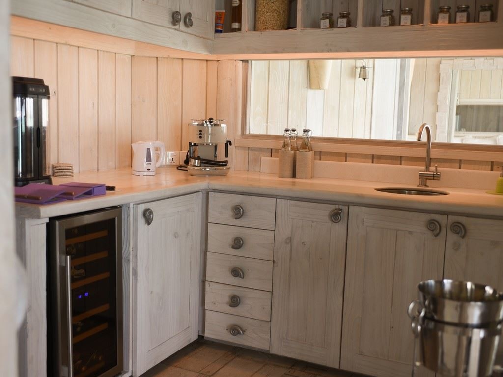 rooms-1-bedroom-water-retreat