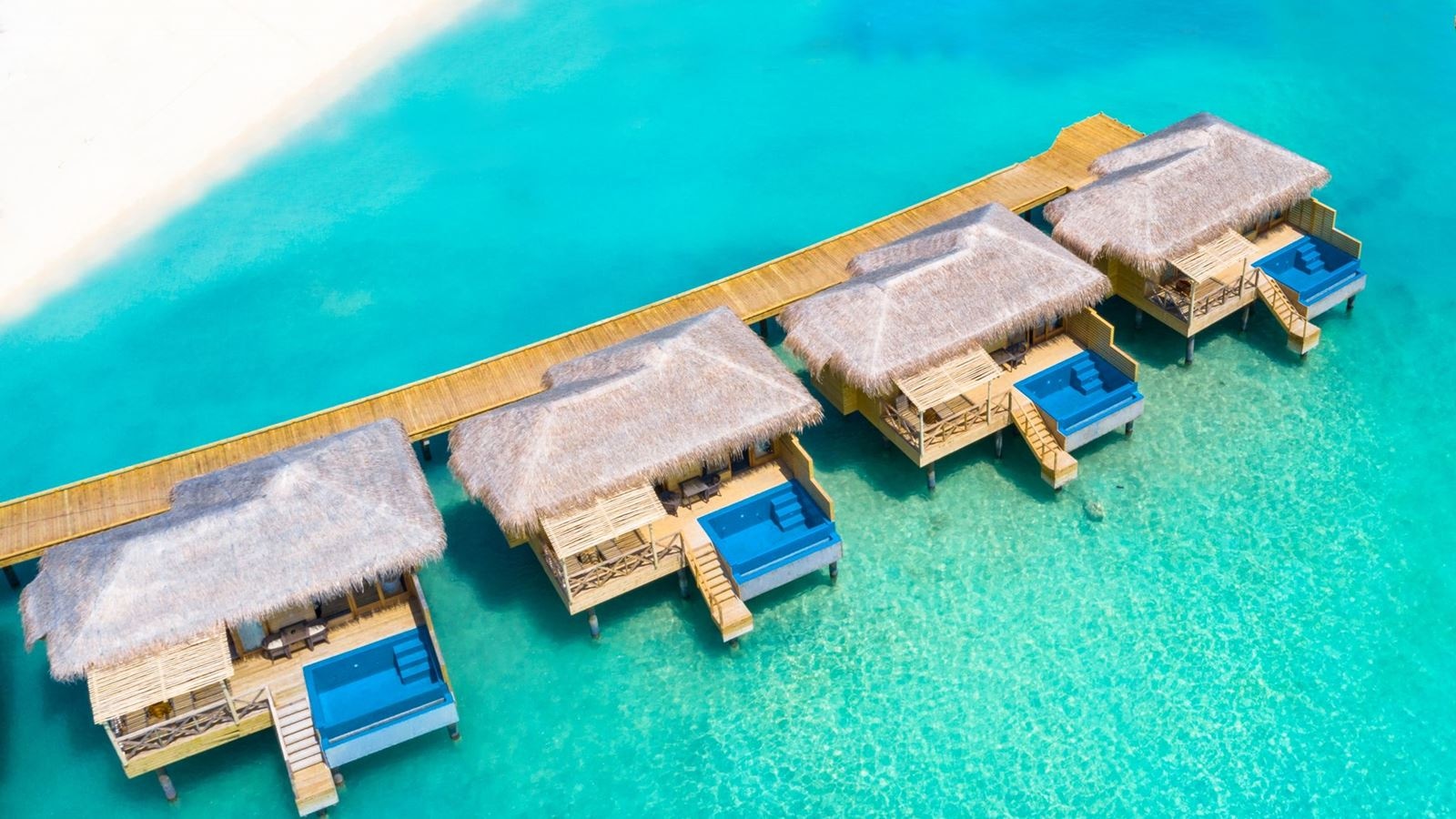 rooms-aqua-suite-with-pool