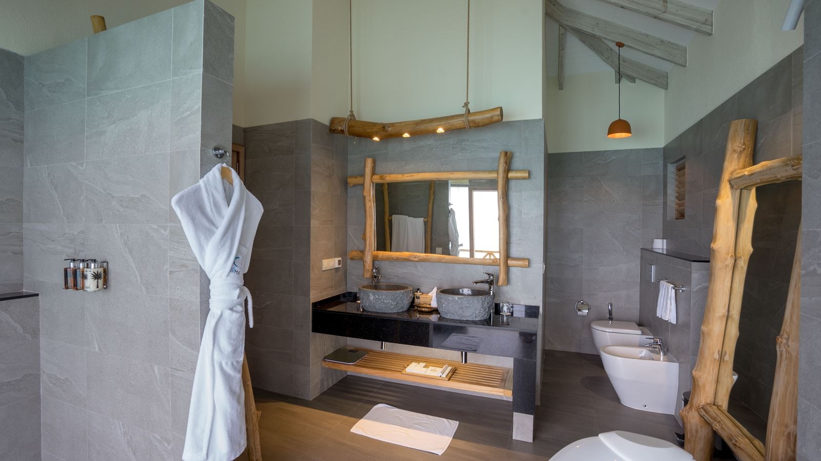 rooms-aqua-suite-with-pool