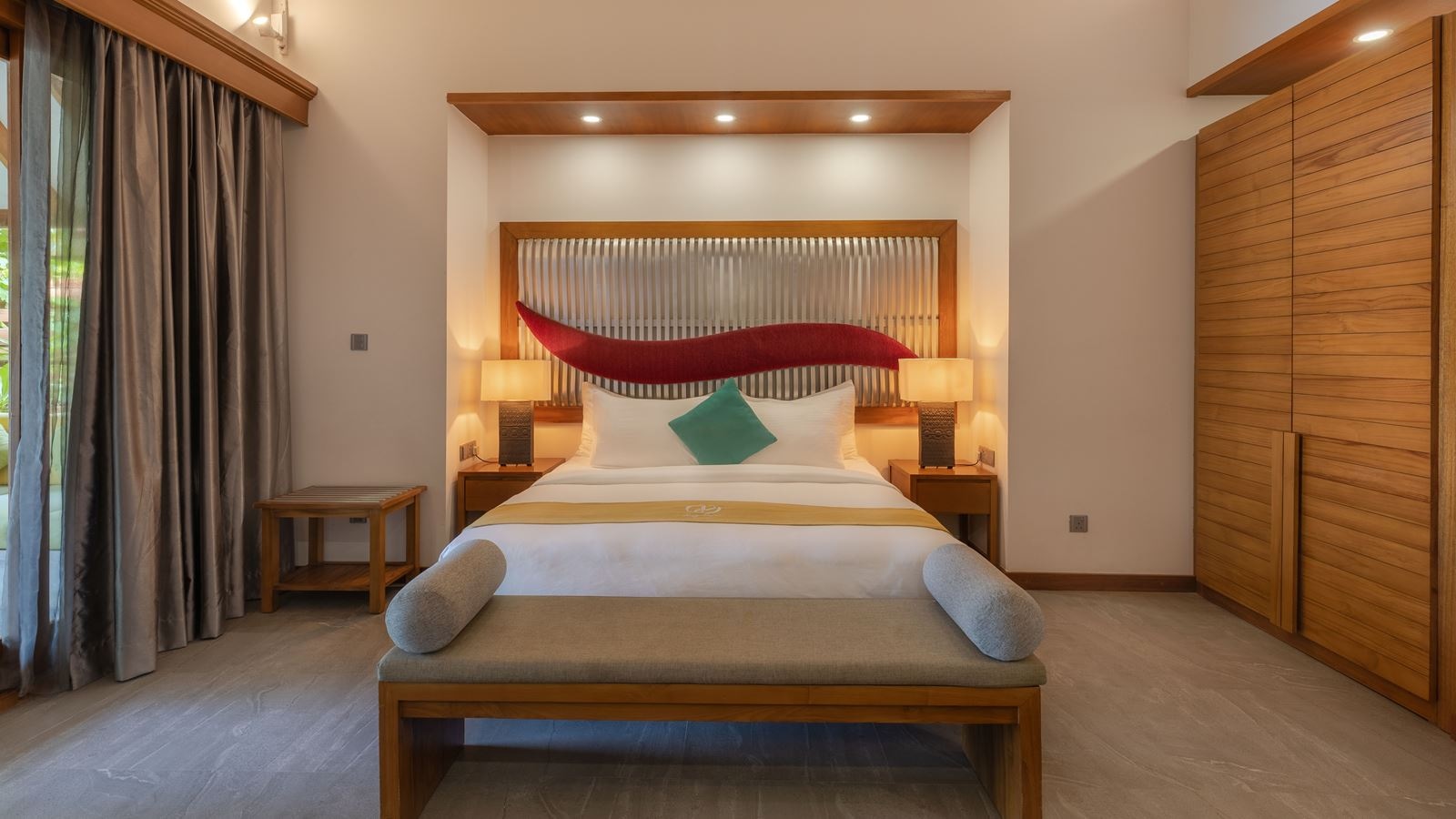 rooms-pool-beach-villa