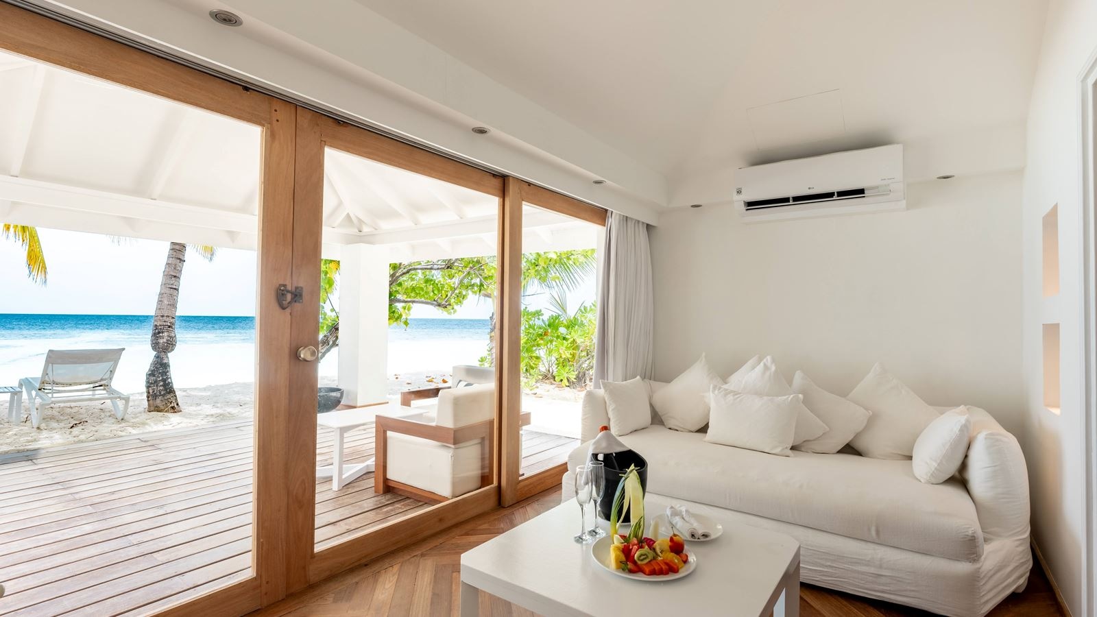 rooms-beach-front-junior-suite