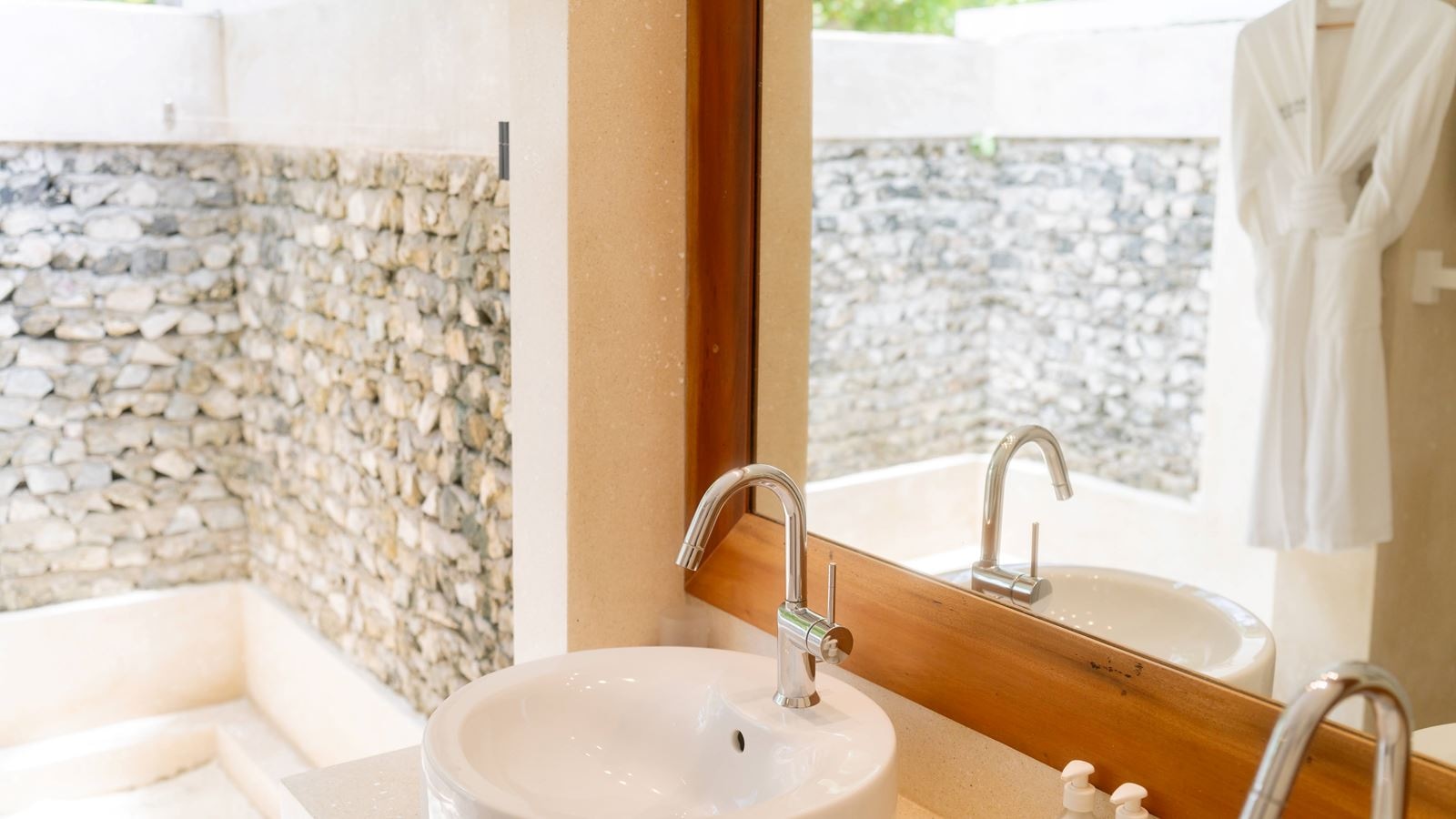 rooms-beach-front-junior-suite