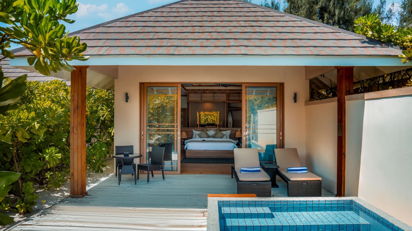 rooms-beach-pool-villa